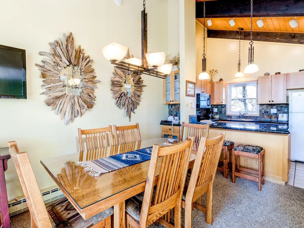 Bright & Cozy Mountainside -pool & Hot Tub 2 Bedroom Condo