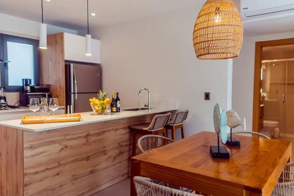 2 bed Condo With Private Picuzzi Steps From the Beach