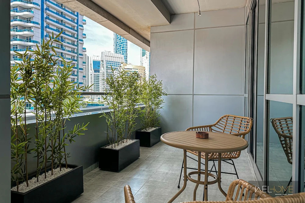 WelHome - Mesmerizing 1BR Apartment in Damac Waves A
