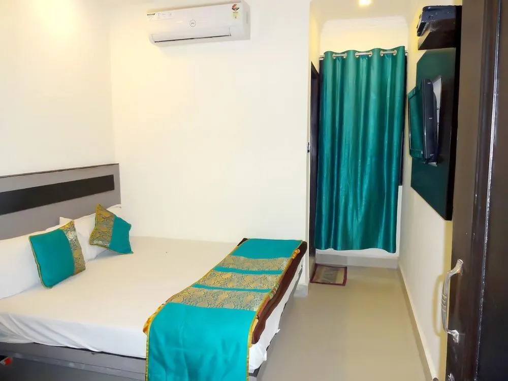 Hotel Shree Guru Couple Friendly Main Bazar Paharganj New Delhi