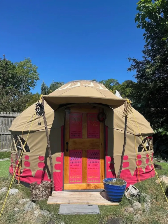 Spacious Yurt - Sleeps 2 -river and Mountain View