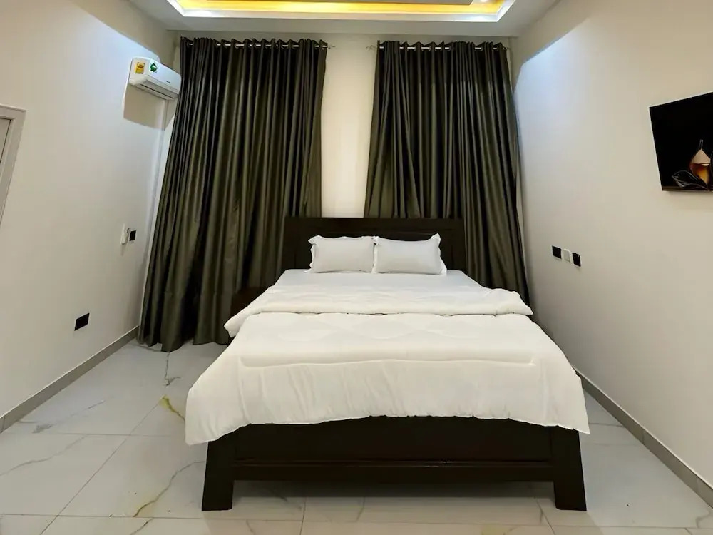 2BR Apartment With Pool and Wifi Near Airport