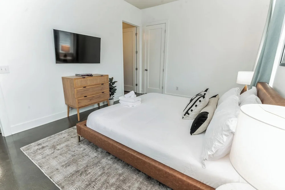 Modern Loft Near West End!