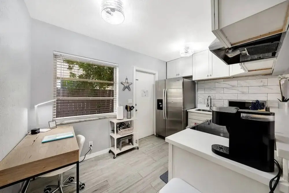 Lovely 1 bedroom unit with work station