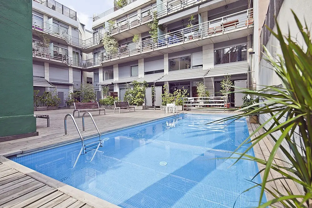 My Space Barcelona Gracia Pool B32