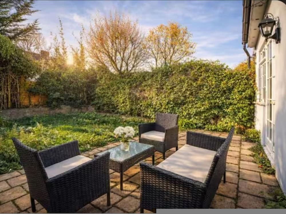 3BR Putney Home London Sleeps 8 Winter Deal