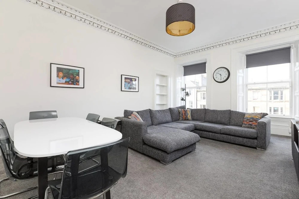 Elegant 3 Bedroom Central Apartment W/Castle View