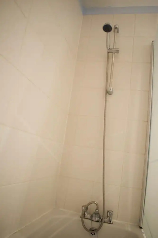 Large 2 Bedroom Flat in Leith With Free Parking