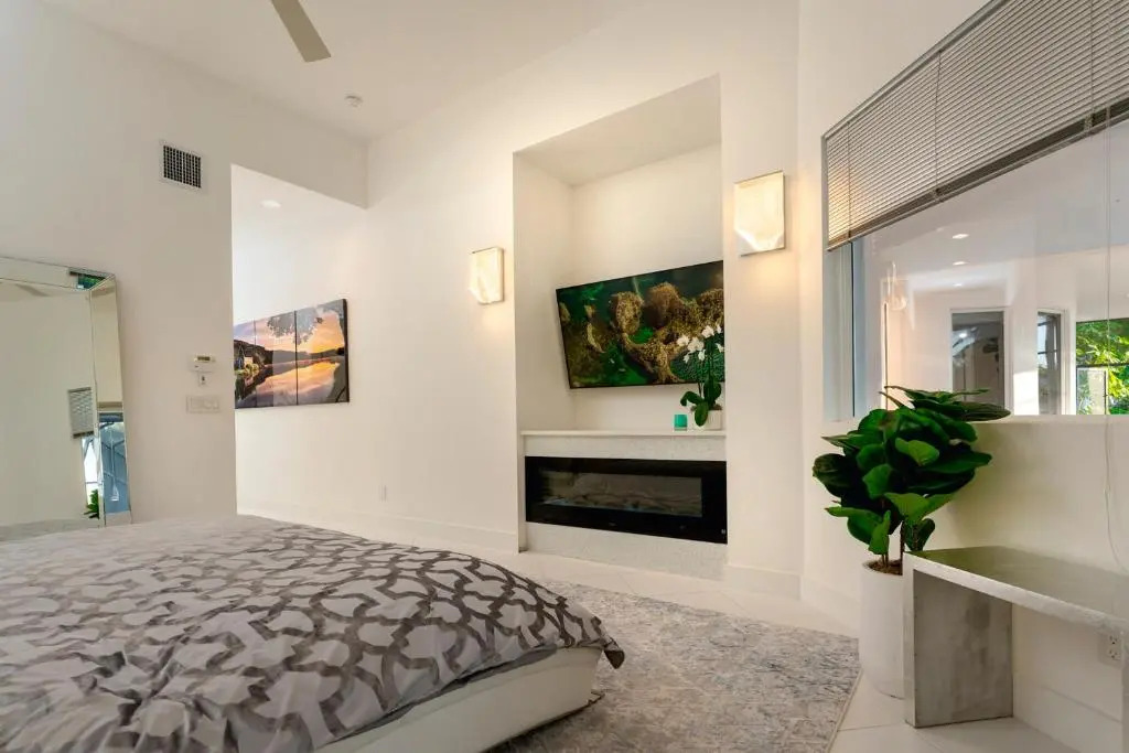 Luxury Villa 4 bed 4 bath on canal access to the Golf 40 min, beach 8 min away