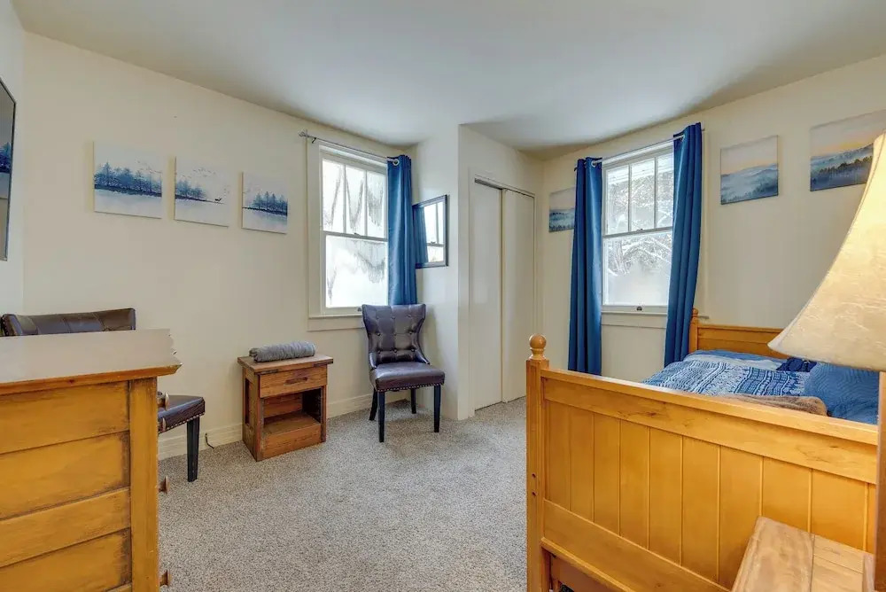 Explore the Poconos! Cozy Creekside Cabin w/ Patio
