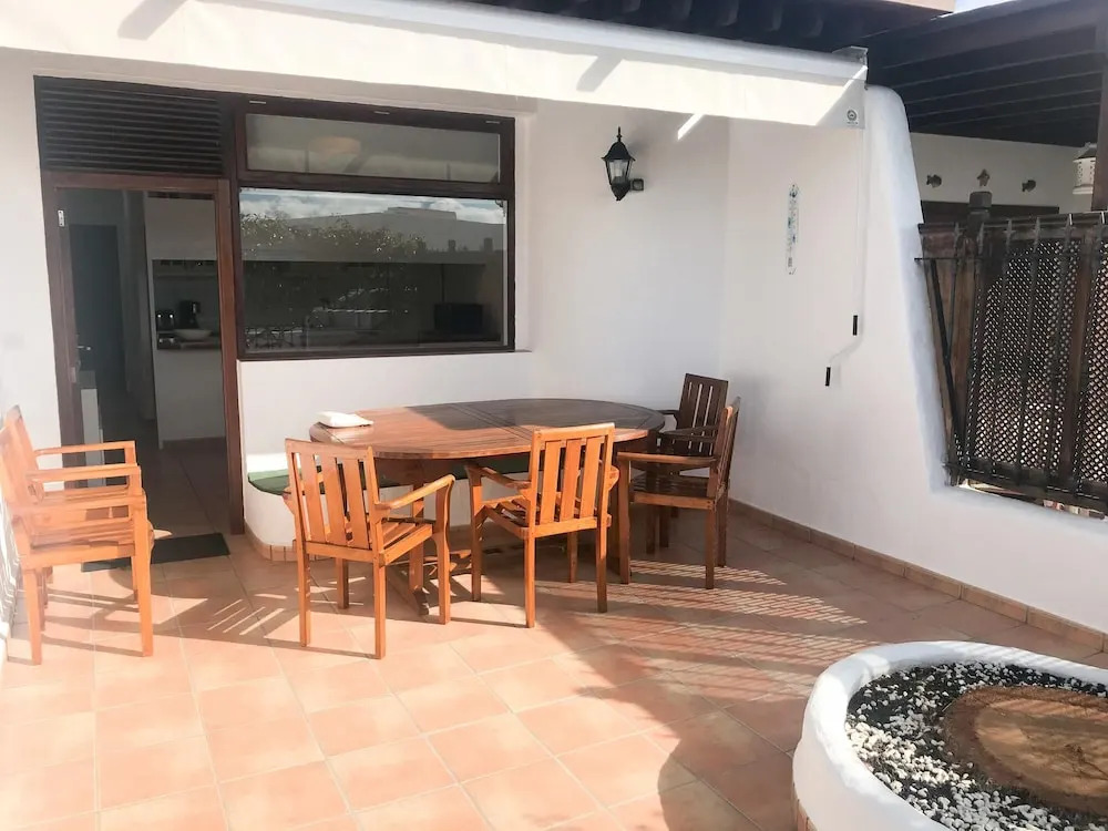 Bungalow with 2 Bedrooms in Tías, with Furnished Terrace And Wifi - 500 M From the Beach