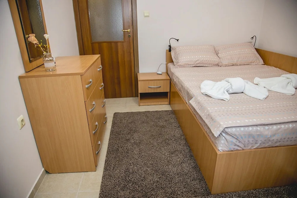 FM Deluxe 2-BDR Apartment with Parking