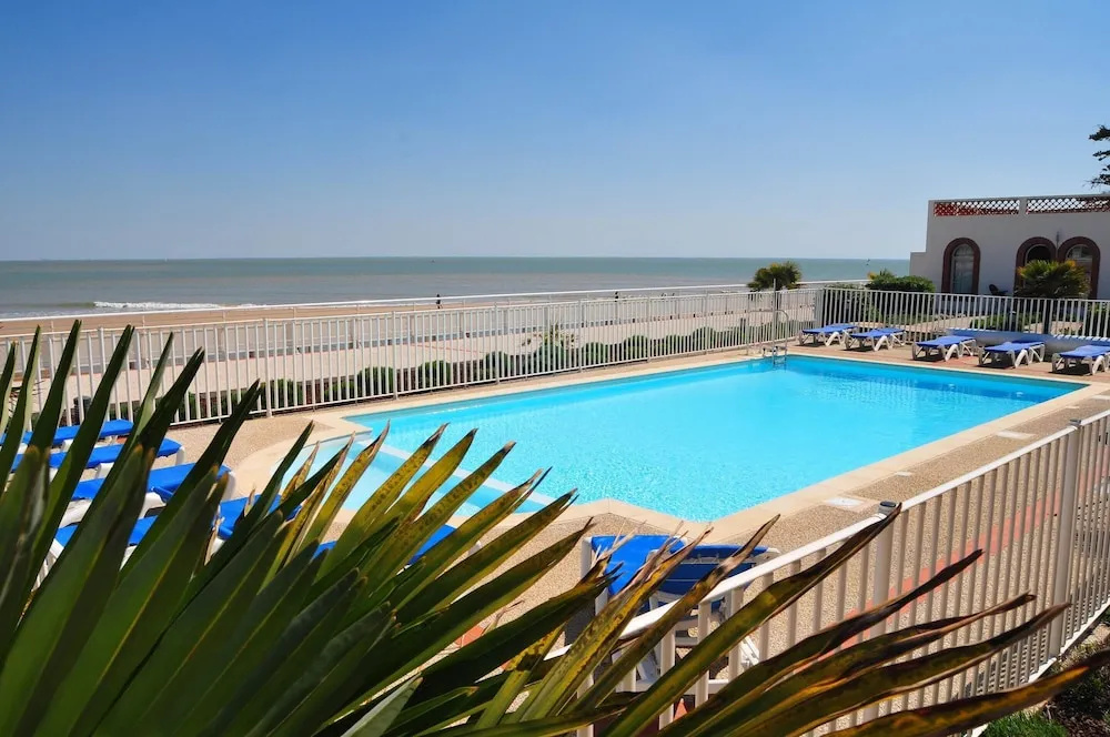Seaview Stay for 5 Guests in Loire