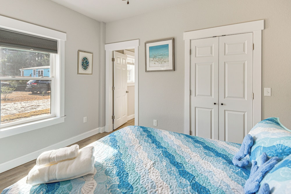 Outer Banks Couples Escape Near Beach & Gardens!