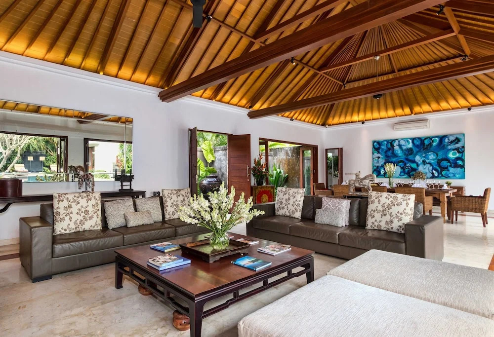 Villa Rubina - Luxury Pool Villa in Batu Belig Next to the Beach
