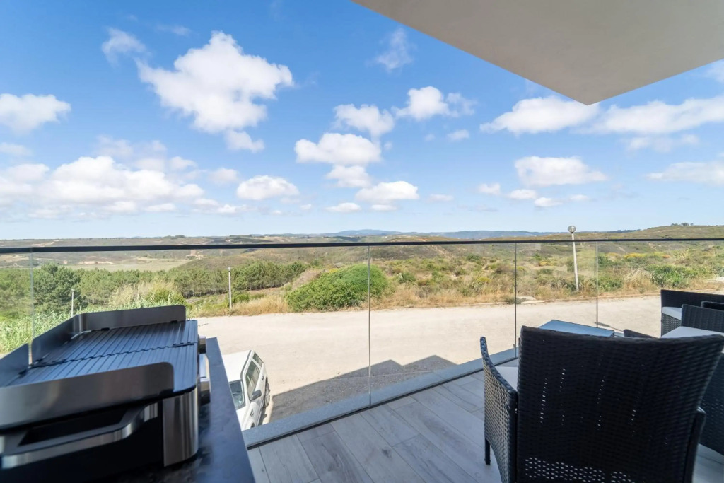 A TARAMBOLA - Walking distance to Monte Clerigo and Amoreira beaches