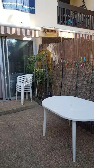 Studio cabine climatisé rez de jardin plage 150m Boucanet