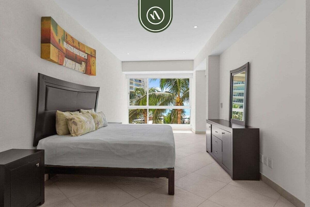Oceanfront 2 BR Condo - Beach - Restaurant - Gym
