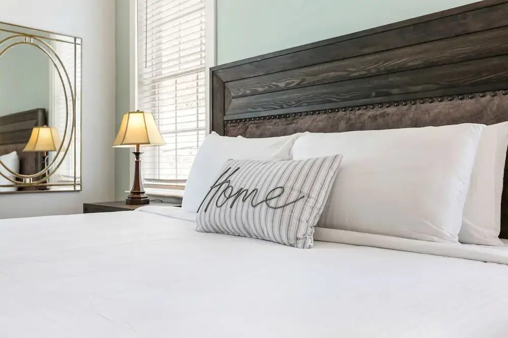 Modern 4 BR Condo with Balcony & Pool - Near FQ