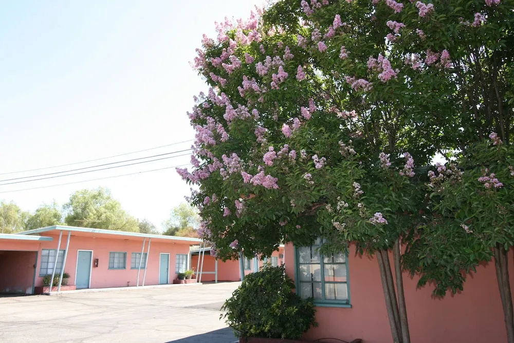 HARRYS MAN CAVE - A Vintage Motel on the Historic 395 route - The New Star Motel Experience