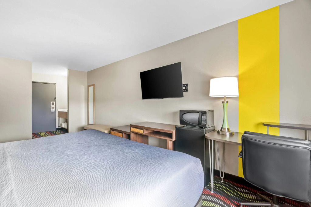 Super 8 by Wyndham Farmington