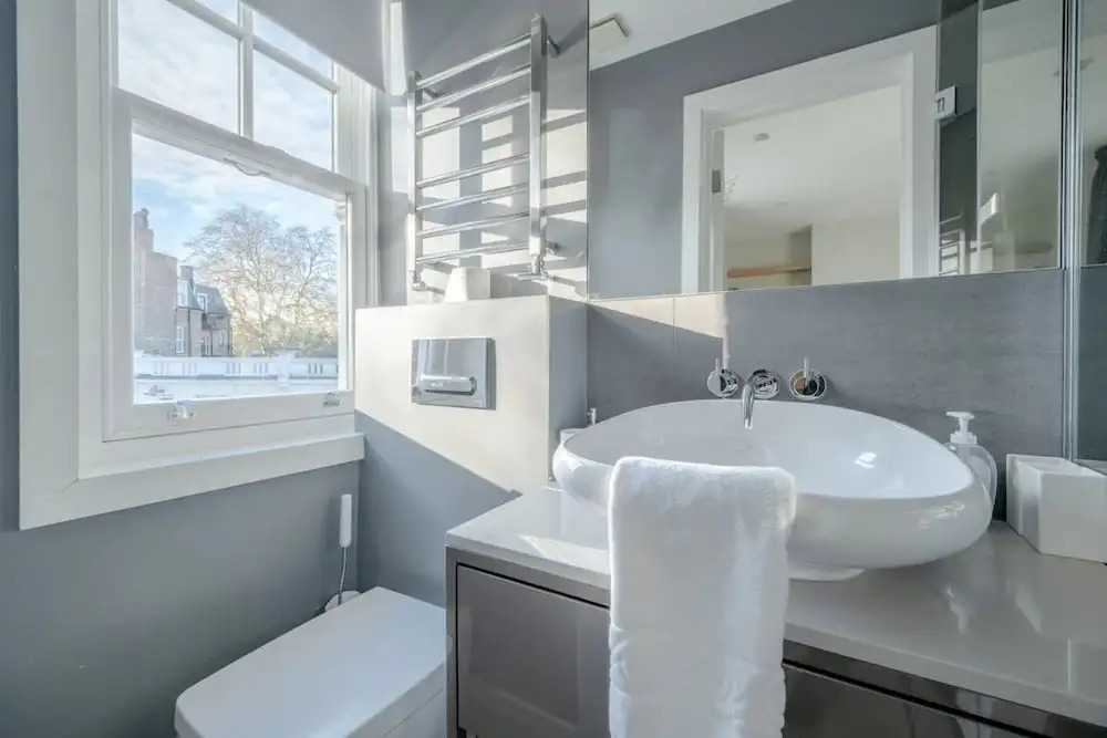 Modern and Luxurious 2 Bedroom Flat - Barons Court
