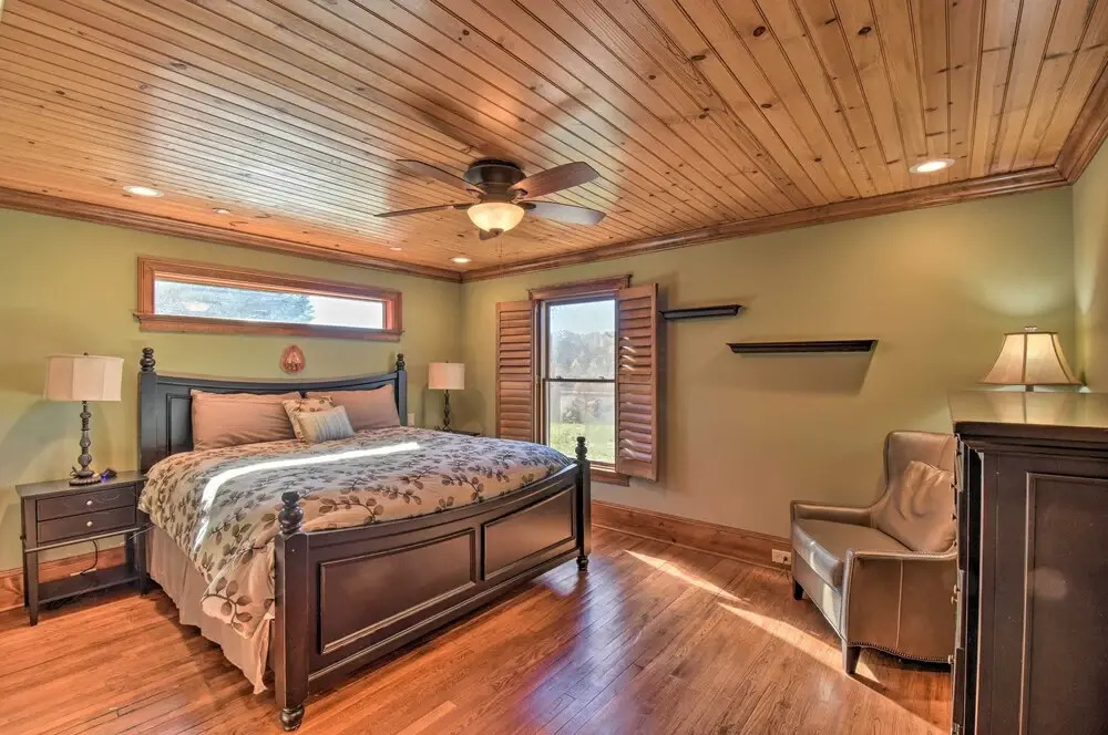 Clarkesville Ranch Cabin w/ Screened-in Porch!