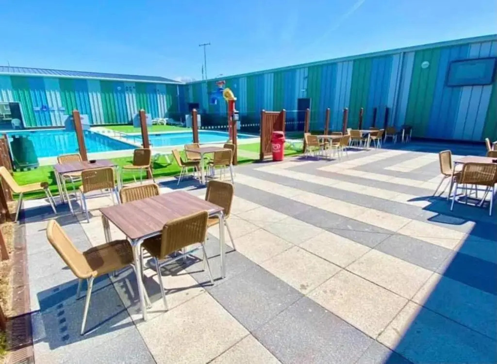 Lodge - Sleeps 8 - Parking, Wifi,