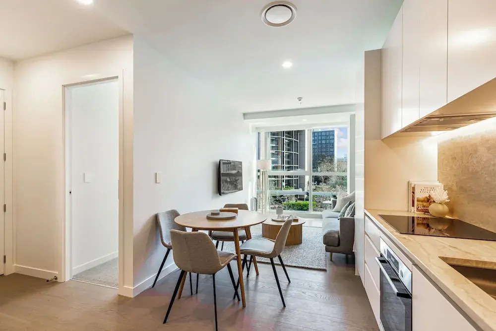 Chic Central Apt with Gym and Pool by Zodiak Stays