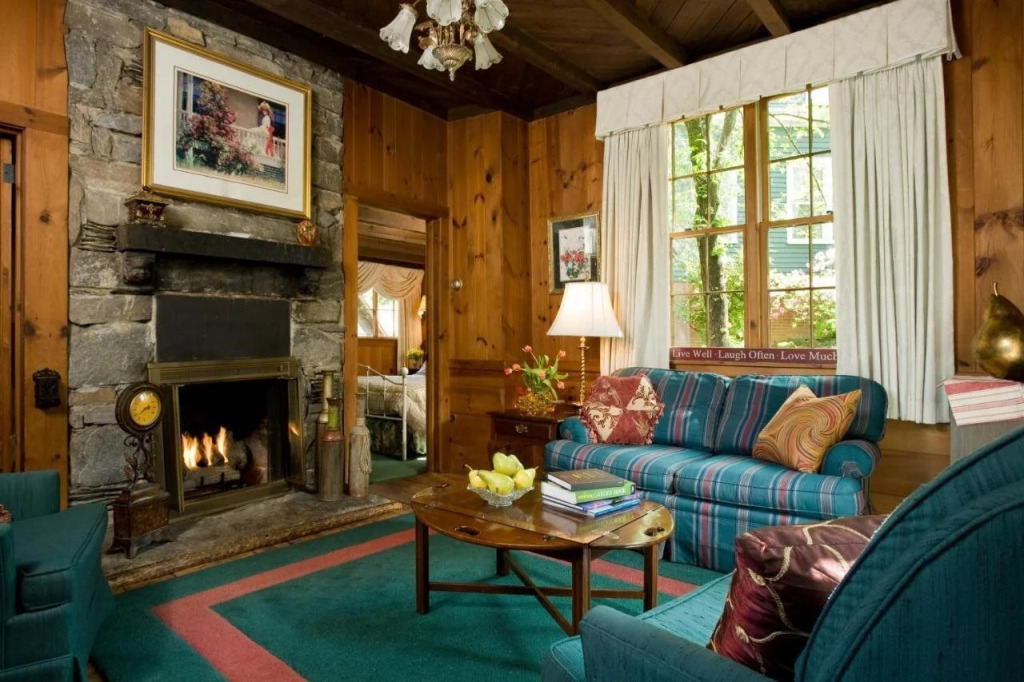 1906 Pine Crest Inn