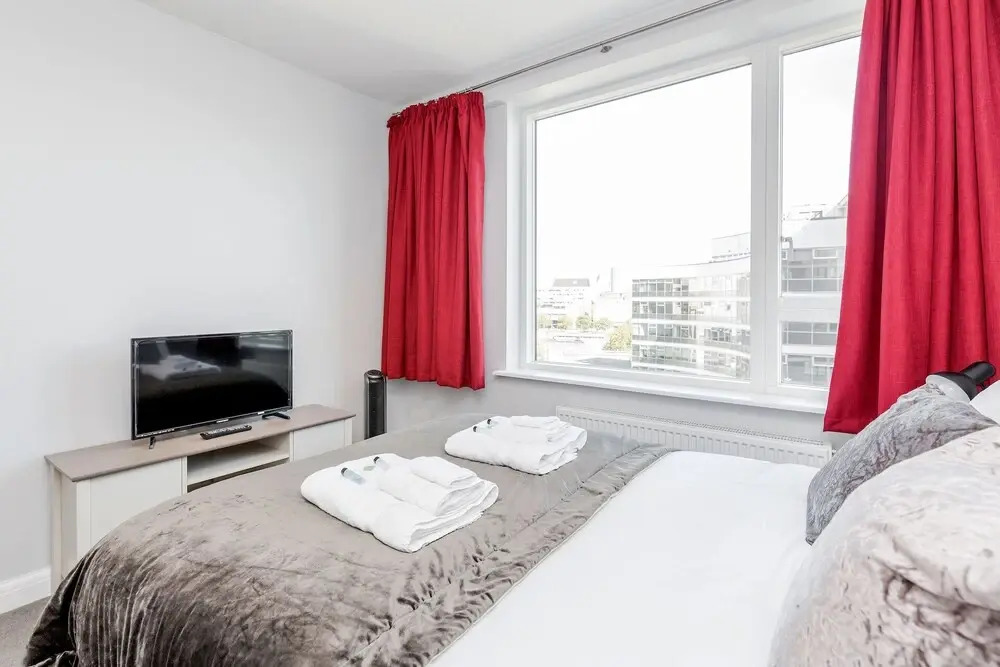 Stylish Riverview Apt with Roof Terrace