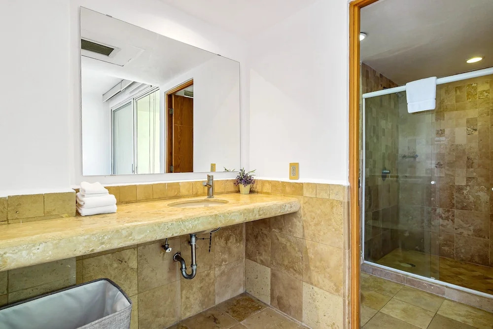 2nd-floor Condo With Private Balcony, On-site Pool & Billiards