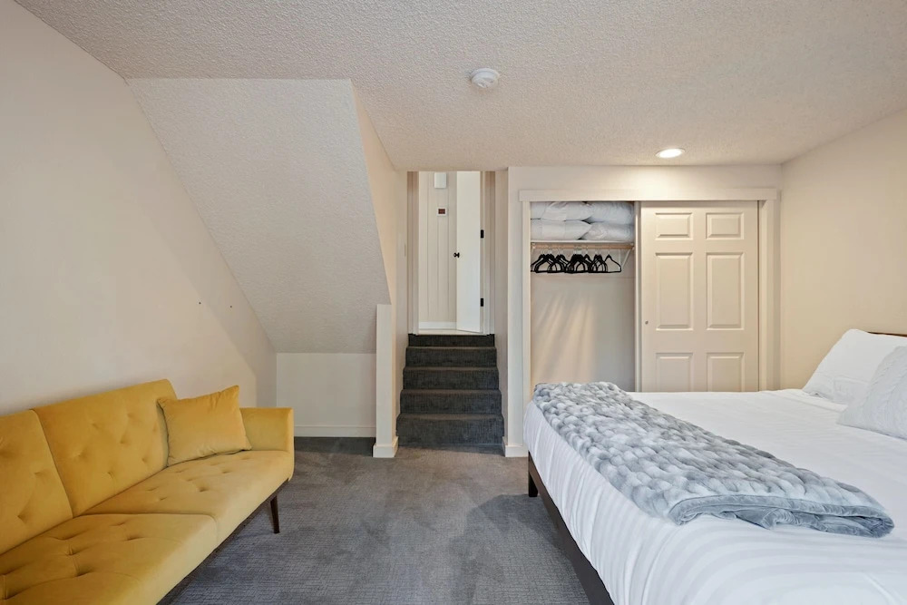 Pet-Friendly Pine Knoll Private Home with Hot Tub and Fire Pit by RedAwning