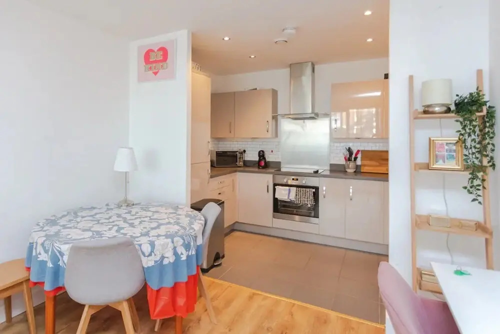 Fantastic 1 Bedroom Apartment in East London With Balcony
