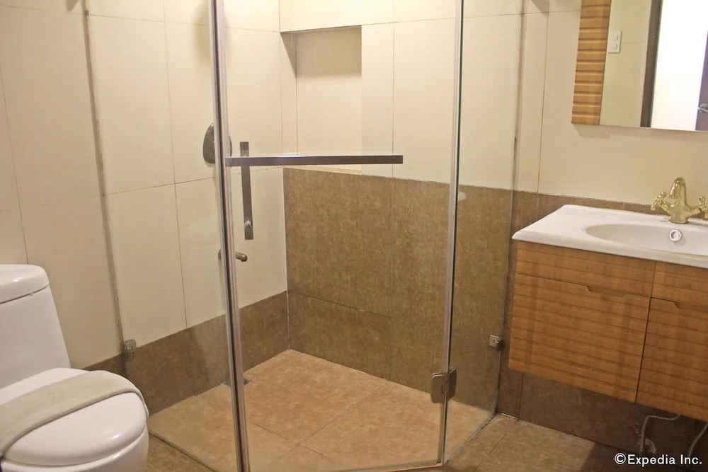 Exclusive Village Home Near Country Club, 18 pax