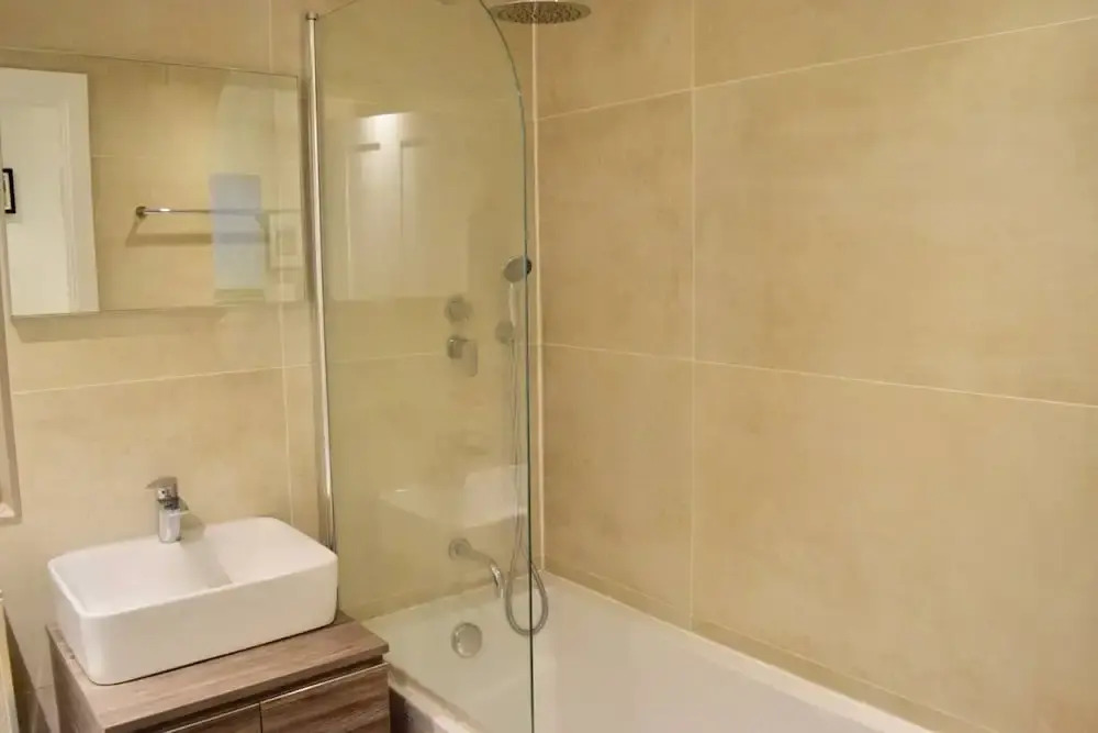 Modern 3 Bedroom Garden Flat in Tooting