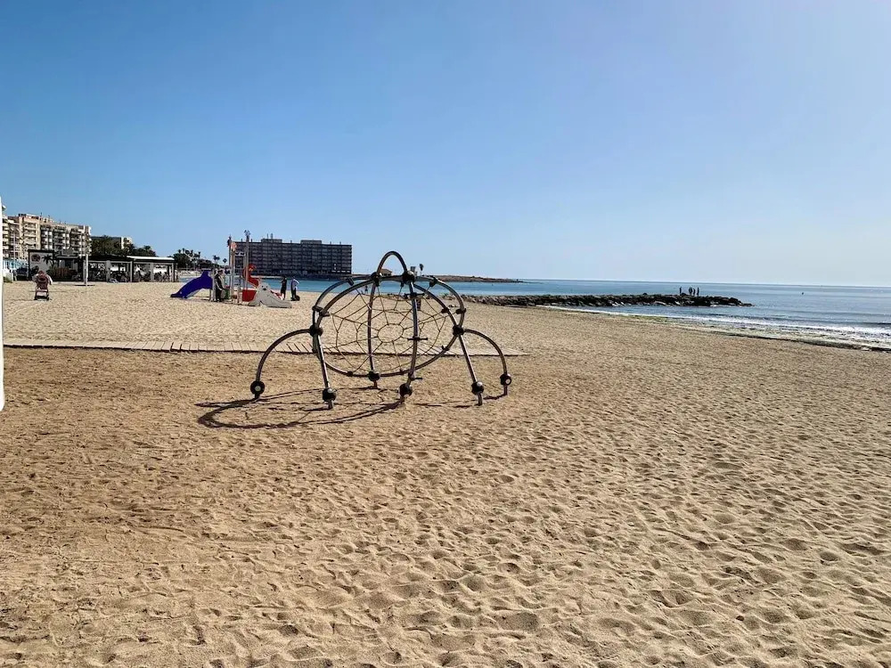 Comfortable Spacious Family House, Large Terrace and Garden, Beach and Bars
