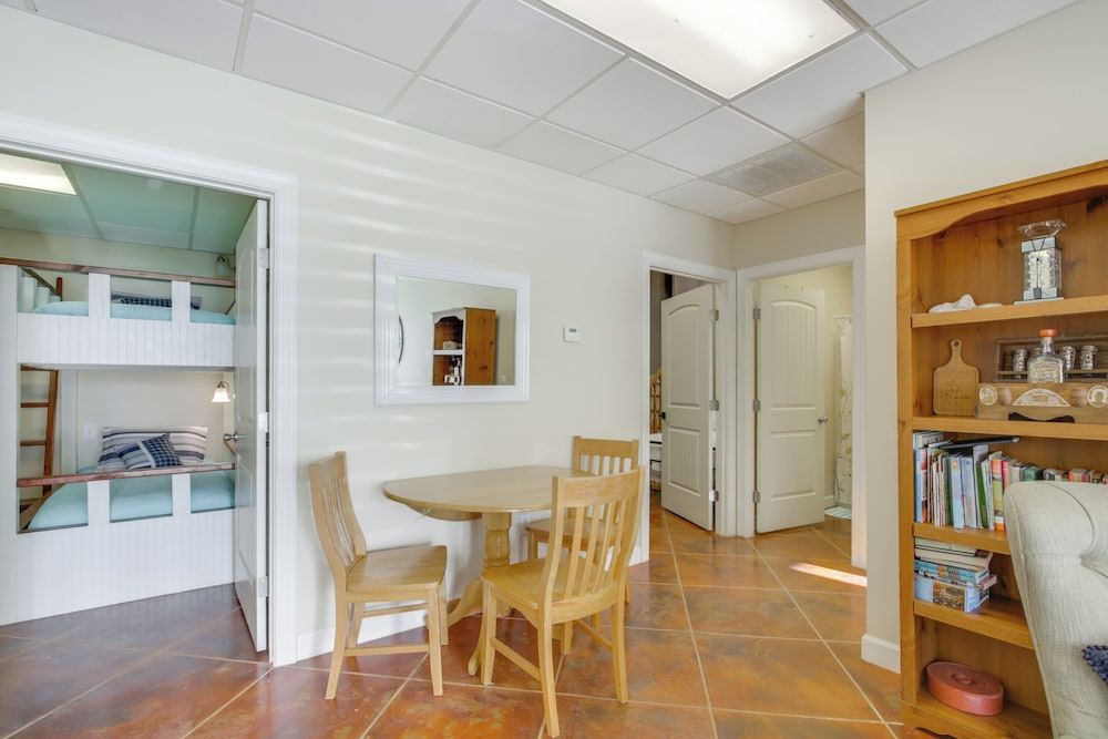 On-site Lake Access: Serene Waterloo Getaway