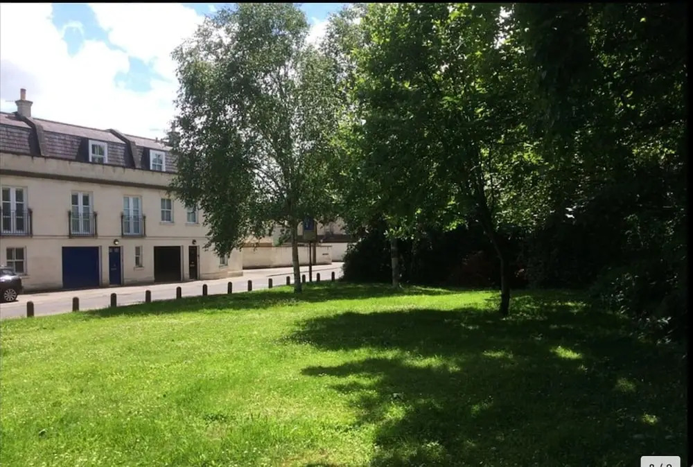 Central Quiet 2 Bedroom Townhouse With Office