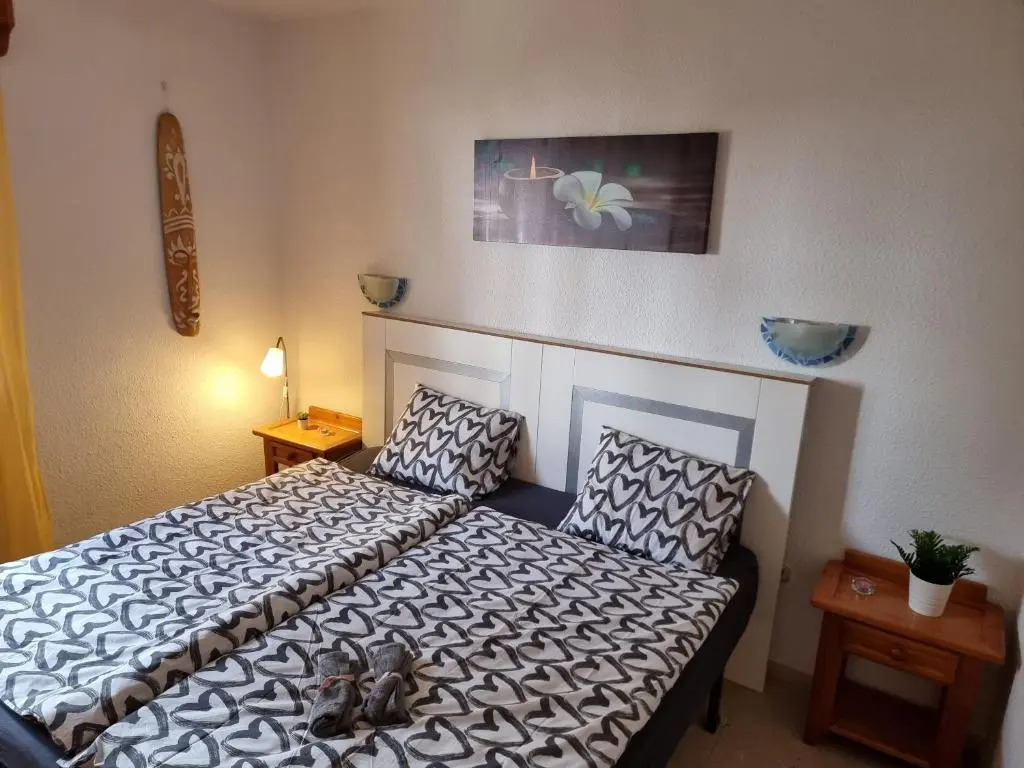 Casa Playa del Duque 2 in 1st sea line directly at the beach, heated pool, Wifi