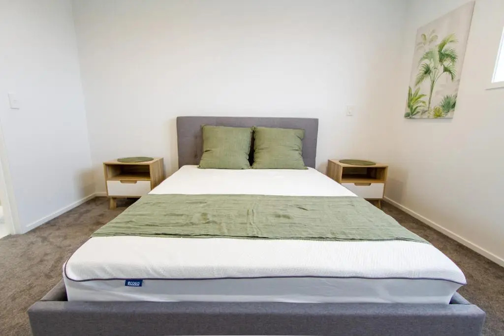 2 bed Central Addington w/Park