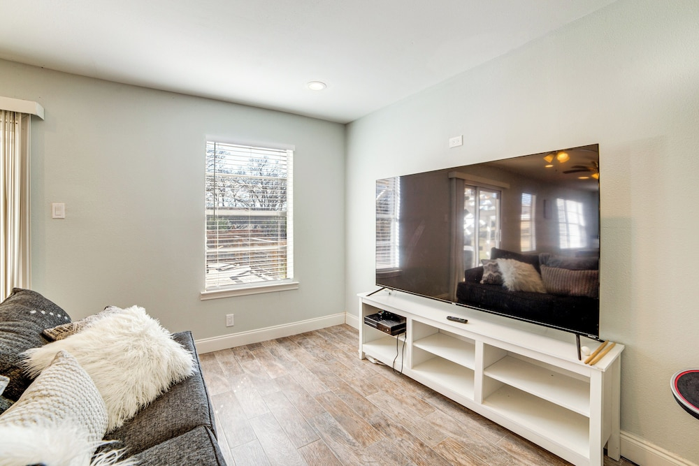 Lakeside Retreat: Large Spacious Home w/ Game Room