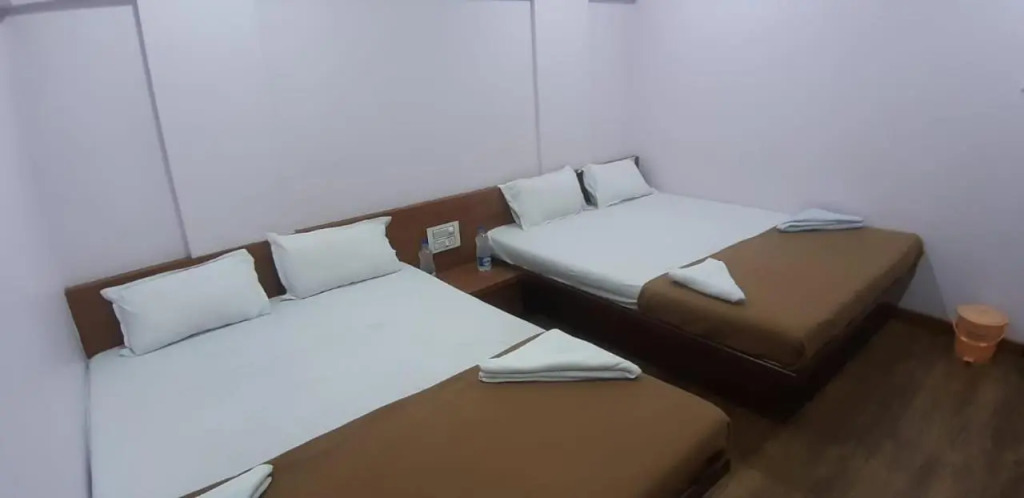 Rajhuns Deluxe Lodging