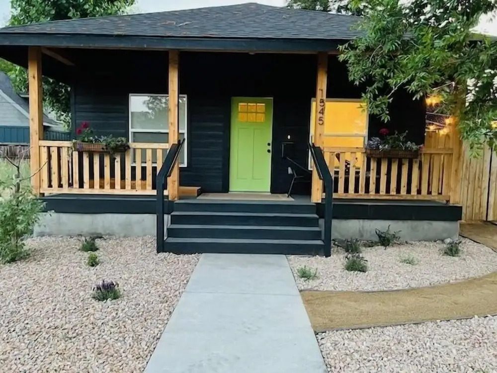 Darling 30 Day Minimum 2 Bedroom Home by RedAwning