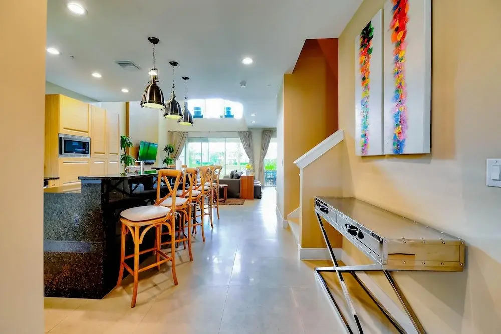 Beautiful Townhome Overlooking The Lake And The Pool
