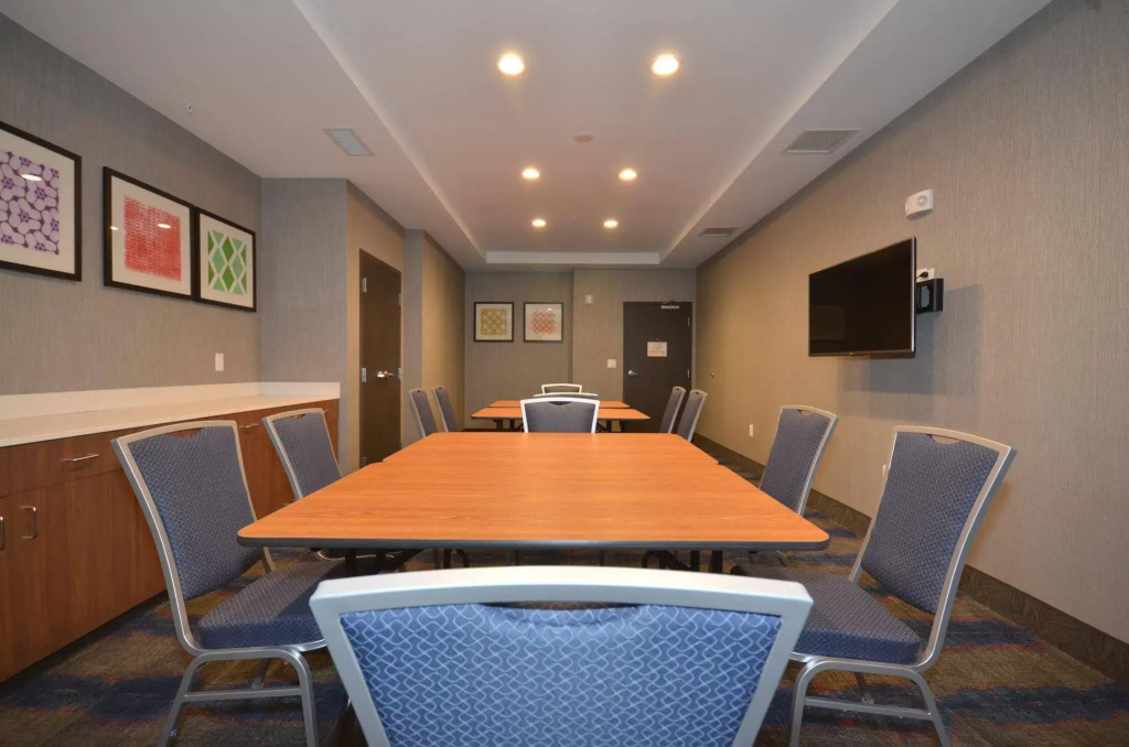 Holiday Inn Express & Suites Oklahoma City Mid - Arpt Area by IHG