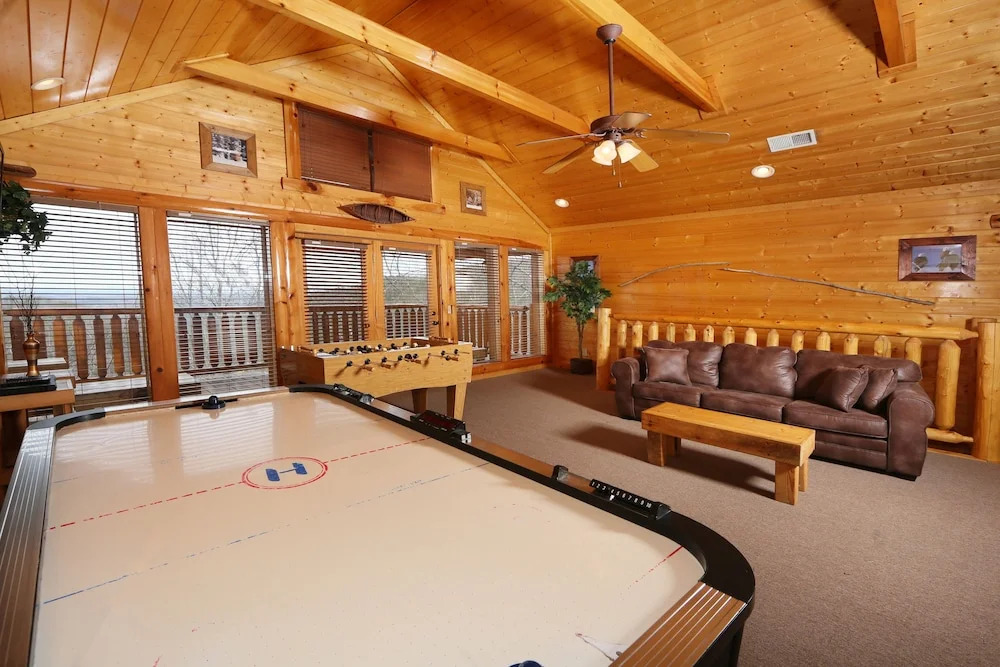 Rising Eagle Lodge - Eight Bedroom Cabin