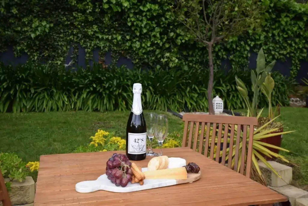 Best Location in Hobart! Luxury 4 bedroom with stunning views