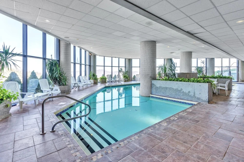 Handsome Condo, View in Sugar Mountain, Heated Pool & Jacuzzi by Redawning
