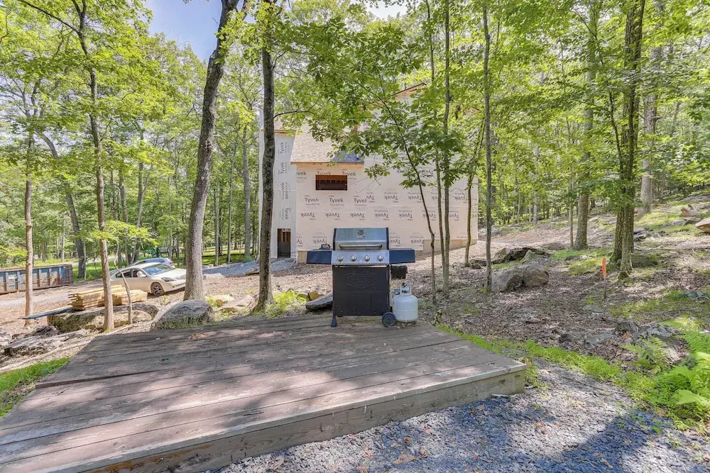 Screened Porch & Deck: Pet-friendly Poconos Escape